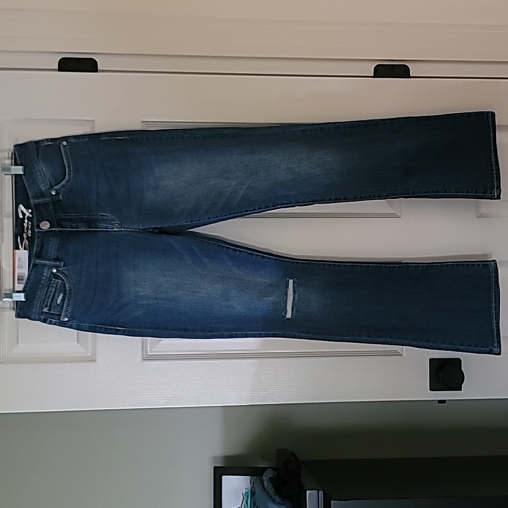 NWT! Seven7 Jeans Size 8 Lightly Distressed Mid Rise Slim Boot
